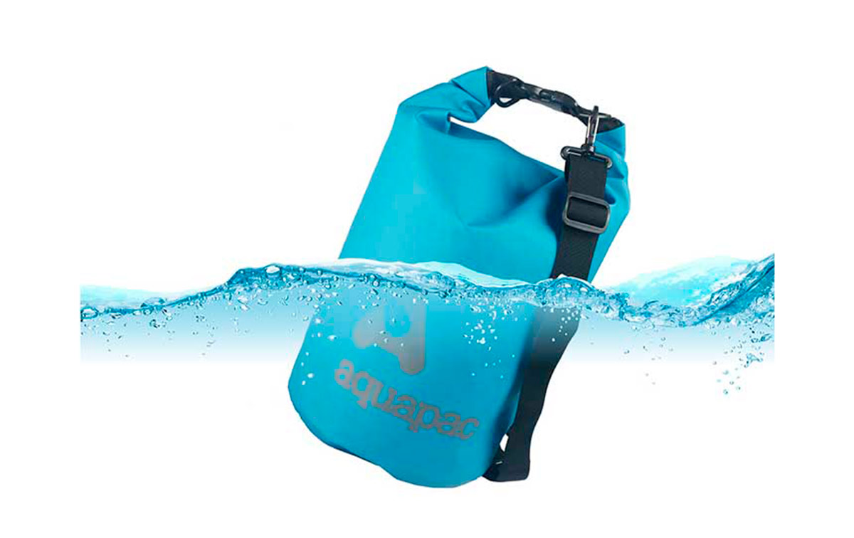La AQUAPAC 734 es una bolsa seca impermeable de 15 litros con una correa para el hombro que es ideal para mantener tus pertenencias protegidas y secas en ambientes acuáticos y al aire libre. Su diseño resistente al agua la hace adecuada para diversas actividades al aire libre y deportes acuáticos. 