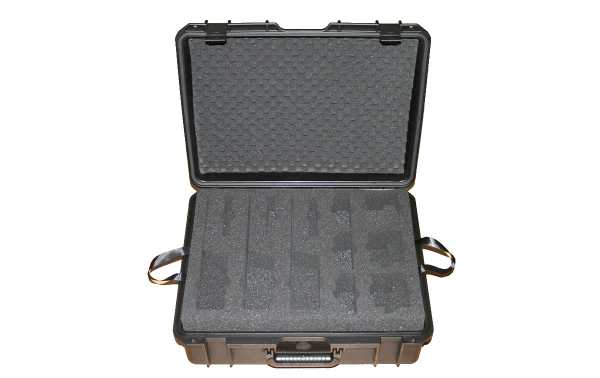 Carcasa Exterior Resistente: La carcasa exterior de la maleta está diseñada para proteger completamente su contenido contra golpes e impactos, lo que garantiza la seguridad de los walkie-talkies y accesorios almacenados en su interior.
